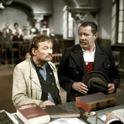 2. Der Korbmacher Koelbl (Karl Tischlinger, li.) und der Buerstenbinder Ingerl (Willy Schultes) haben eine boese Rauferei gehabt. Vor Gericht sieht man sich wieder. : Honorarfrei lediglich fuer Ankuendigungen und Veroeffentlichungen im Zusammenhang mit obiger BR-Sendung bei Nennung: Bild: BR . Andere Verwendungen nur nach entsprechender vorheriger schriftlicher Vereinbarung mit dem BR-Bildarchiv, Tel. 089 / 5900 3040, Fax 089 / 5900 3284.