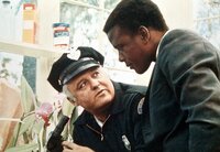Polizei-Chef Bill Gillespie (Rod Steiger, links) merkt immer mehr, dass er von dem schwarzen Detektiv Virgil Tibbs (Sidney Poitier) viel lernen kann.