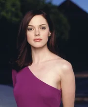 (4. Staffel) - Es stellt sich heraus, dass Paige (Rose McGowan) eine Halbschwester der Halliwell-Hexen ist. Die Frauen haben alle dieselbe Mutter, aber unterschiedliche Väter.