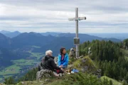 Werner Schmidbauer mit Janina Hartwig auf dem Elbacher Kreuz (1512 m) oberhalb von Gaitau bei Bayrischzell.