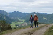 Werner Schmidbauer mit Janina Hartwig auf dem Weg zum Elbacher Kreuz (1512 m) oberhalb von Gaitau bei Bayrischzell.