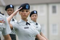 Aller Skepsis zum Trotz schafft Megan Valentine (Jessica Simpson, M.) ihre Grundausbildung in der U.S. Army ... Aller Skepsis zum Trotz schafft Megan Valentine (Jessica Simpson, M.) ihre Grundausbildung in der U.S. Army ...