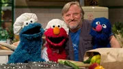 (v.l.n.r.) Krümel, Elmo, Axel und Grobi kochen zusammen.