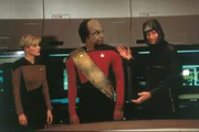 L-R: Lieutenant Tasha Yar (Denise Crosby), Lieutenant Worf (Michael Dorn)