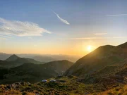Ein Strandspaziergang am Meer, eine Wanderung durch die Berge oder ein Städtetrip - viele Menschen sehnen sich nach dem langen Lockdown nach Urlaub. Doch wie funktioniert das Reisen in diesem Jahr, worauf muss man besonders achten und wie kann man sich vor Unwägbarkeiten schützen?; Ratgeber - Reise