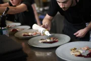 Dekoration der Teller im Restaurant "Garagistes"