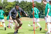 Staller (Helmfried von Lüttichau, links) ist vom Fußballtraining begeistert und trainiert mit. Stefan Schneider (Urs Fabian Winiger, rechts) und Komparsen.