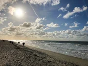 Ein Strandspaziergang am Meer, eine Wanderung durch die Berge oder ein Städtetrip - viele Menschen sehnen sich nach dem langen Lockdown nach Urlaub. Doch wie funktioniert das Reisen in diesem Jahr, worauf muss man besonders achten und wie kann man sich vor Unwägbarkeiten schützen?; Ratgeber - Reise