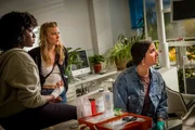 L-R: Hajra (Soma Pysall), Jazz (Jeanne Goursaud), Rasaq (Roxana Samadi)