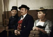 Totengräber Alois und Bürgermeister Kottmayr, die sonst Welten trennt, verbindet heute der Prozess um die Habererverse. Kottmayr und seine Tochter sind die Opfer und der Totengräber weiss mehr, als er sagen will. Von links: Alois Wastlhuber (Franz Helminger), Korbinian Kottmayr (Gustl Bayrhammer) und Lenerl Kottmayr (Christiane Blumhoff).
