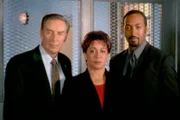 In neuen Folgen des amerikanischen Krimi-Klassikers "Law & Order" kämpfen die Detectives Lennie Briscoe (Jerry Orbach, li.), Eddie Green (Jesse L. Martin) und Lt. Anita Van Buren (S. Epatha Merkerson) gegen Unterwelt-Skandale, korrupte Politiker, gegen Rassismus, Vergewaltigungen oder Gewalt in zerrütteten Familien.