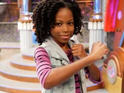 Riele Downs als Charlotte