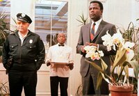 Polizei-Chef Bill Gillespie (Rod Steiger, links) und der schwarze Detektiv Virgil Tibbs (Sidney Poitier) haben den reichen Pflanzer Eric Endicott aufgesucht. Tibbs will Endicott im Zusammenhang mit dem Mord einige Fragen stellen.