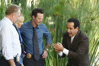 Captain Leland Stottlemeyer (Ted Levine, l.), Natalie (Traylor Howard, 2.v.l.) und Lt. Randall Disher (Jason Gray-Stanford, 2.v.r.) können sich das seltsame Verhalten von Monk (Tony Shalhoub, r.) nicht erklären ... Captain Leland Stottlemeyer (Ted Levine, l.), Natalie (Traylor Howard, 2.v.l.) und Lt. Randall Disher (Jason Gray-Stanford, 2.v.r.) können sich das seltsame Verhalten von Monk (Tony Shalhoub, r.) nicht erklären ...