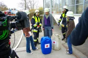 GRIPS Deutsch - Die richtige Information kann lebenswichtig sein, das lernen die Schüler bei der Feuerwehr bei einer Giftunfall-Übung. Um welchen Stoff handelt es sich? Welche Gefahrenhinweise sind zu beachten?