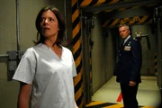 Stargate Atlantis Season3 EP The Real World, Stargate Atlantis Staffel3 EP ATLANTIS RUFT, regie USA 2004, Darsteller (l-r) Torri Higginson as Dr. Elizabeth Weir, Richard Dean Anderson as Major General Jonathan "Jack" O'Neill