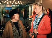 Von links: Tante Olga (Brigitte Mira) trifft in der Astrologin Lena (Anica Dobra) eine Gleichgesinnte.