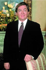 Butler Niles (Daniel Davis).