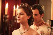 Anna Arkádjewna Karénina (Vittoria Puccini) und Graf Alexéj Wrónski (Santiago Cabrera)