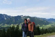 Werner Schmidbauer mit Janina Hartwig auf dem Weg zum Elbacher Kreuz (1512 m) oberhalb von Gaitau bei Bayrischzell.