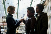 Bild 84 LANDHAUS VON KIPLING - ATELIERSCHUPPEN Ina und Hinnerk kommen mit einem Durchsuchungsbeschluss 2 Hinnerk Feldmann (Oliver Wnuk) 3 Ina Behrendsen (Julia Brendler) 4 Bernadette Kipling (Annette Frier) in Verbindung mit der Sendung inkl. SocialMedia bei Nennung ZDF/Simon Vogler