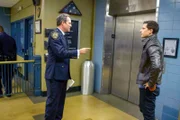 "Brooklyn Nine-Nine", "Die ausgedörrte Hülse von Raymond Holt." Jake kommt beim Bearbeiten aktueller Akten dem 'Ooolong Schlächter' auf die Spur, der zuletzt vor fünf Jahren zugeschlagen hat. Captain Pemberton will davon nichts wissen. Um eine Wette zu gewinnen, will er nur die einfachsten Fälle bearbeiten lassen. Jake startet daher heimliche Ermittlungen. Gemeinsam mit Holt und dessen Assistentin Gina begibt er sich auf eine gefährliche Verbrecherjagd.Im Bild (v.li.): Dean Winters (The Vulture), Andy Samberg (Jake Peralta).