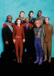 v.l.n.r.: Lt. Commander Worf (Michael Dorn), Major Kira (Nana Visitor), Chief O'Brien (Colm Meaney), Captain Sisko (Avery Brooks), Lt. Commander Jadzia Dax (Terry Farrell), Quark (Armin Shimerman), Jake Sisko (Cirroc Lofton) und Odo (Rene Auberjonois).