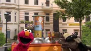 Pferd und Elmo versuchen Farben zu schmecken.