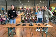 Welches Fahrradschloss passt zu den neuen Rädern? Fachverkäuferin Lisa-Marie Kraus (li.) führt durch den Schlösser-Dschungel.