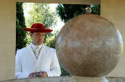 Lenny Belardo (Jude Law)