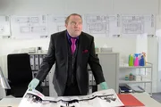 Bauunternehmer Hubert Hämmerlein (Gustav Peter Wöhler) und sein Geheimplan für die Bebauung des Eichenparks.