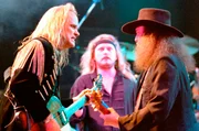 Drei Mitglieder der Band Lynyrd Skynyrd: v.l.n.r. Gitarrist Rickey Medlocke, Sänger Johnny Van Zant und Gitarrist Gary Rossington.