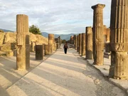 Bettany Hughes in Pompeji