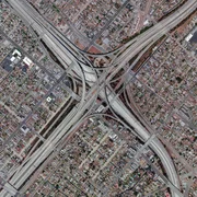 Autobahnen sind aus unserem Leben nicht mehr wegzudenken. Aus der Luft sehen manche Kreuzungen wie Kunstwerke aus, so auch das Judge-Harry-Pregerson-Autobahnkreuz in Los Angeles.