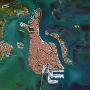 Venedig gilt als eine der schönsten Städte der Welt, doch sie ist schon heute durch den Anstieg des Meeresspiegels bedroht. Im November 2019 kam es zu einem Jahrhunderthochwasser, dass schwere Schäden hinterließ.