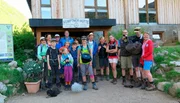Die erste Etappe ist geschafft! Zwei Familien, Moderatorin Tamina Kallert (4.v.r.) und WDR Team haben glücklich die Kemptner Hütte erreicht.