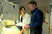 Kriminaltechnikerin Dr. Viktoria Wex (Claudia Eisinger) überrascht Polizisten Leon Pawlak (Sebastian Hülk) mit ihren Ergebnissen.