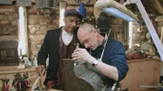 Tim Weeks bekommt es in dieser Folge mit Winkelhebeln und Nadelhaltern zu tun, denn der Grammofon-Guru soll einen betagten Plattenspieler reparieren. Das gute Stück stammt aus dem Jahr 1924 und gibt keinen Ton mehr von sich. Wenn man den Motor, der den Plattenteller antreibt, aufzieht, knirscht es verdächtig. Um das Problem genauer zu lokalisieren, muss der Reparatur-Profi das Gerät komplett auseinanderbauen. Möbeltischler Will und Polsterin Sonnaz bringen unterdessen im "Repair Shop" einen 120 Jahre alten Kinderschaukelstuhl auf Vordermann.