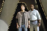 Shawn (James Roday, l.) und Gus (Dule Hill) schleusen sich undercover in eine TV-Show ein, um herauszufinden, wer es auf den Moderator und Juror von 'American Duos' abgesehen hat.