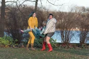 Lin (Karin Hanczewski, l.) und Gloria (Bärbel Schwarz, r.) mit der Leiche der echten Therapeutin (Belinde Ruth Stieve, M.)