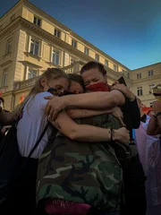 Aktivistinnen umarmen sich auf einer LGBT-Demonstration in Warschau.