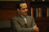 Adrian Monk (Tony Shalhoub) findet sich völlig verzweifelt bei seinem Psychiater Dr. Neven Bell ein, nachdem die Krankenkasse ihm mitgeteilt hat, dass sie keine Kosten für Therapiestunden mehr übernehmen will. Adrian Monk (Tony Shalhoub) findet sich völlig verzweifelt bei seinem Psychiater Dr. Neven Bell ein, nachdem die Krankenkasse ihm mitgeteilt hat, dass sie keine Kosten für Therapiestunden mehr übernehmen will.