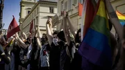 Mit Regenbogenfahnen in den Händen demonstrieren LGBT-Aktivisten und -Aktivistinnen in Warschau.