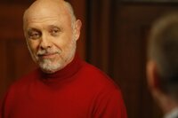 Für seinen Dauerpatienten muss Dr. Neven Bell (Hector Elizondo) etwas tiefer in die Trickkiste greifen, denn eigentlich stehen Monk nur 2000 Sitzungen zu und dieses Kontingent soll bald erschöpft sein ... Für seinen Dauerpatienten muss Dr. Neven Bell (Hector Elizondo) etwas tiefer in die Trickkiste greifen, denn eigentlich stehen Monk nur 2000 Sitzungen zu und dieses Kontingent soll bald erschöpft sein ...
