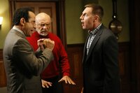 Zwischen Harold Krenshaw (Tim Bagley, r.) und Adrian Monk (Tony Shalhoub, l.) entbrennt ein heftiger Streit um ihren Therapeuten Dr. Neven Bell (Hector Elizondo, M.) ... Zwischen Harold Krenshaw (Tim Bagley, r.) und Adrian Monk (Tony Shalhoub, l.) entbrennt ein heftiger Streit um ihren Therapeuten Dr. Neven Bell (Hector Elizondo, M.) ...