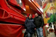 Schaustellerpaar Dennis und Jessy Ruppert vor ihrem coronabedingt eingelagertem Fahrgeschäft. Kann nur für Teil 3 der Reportage verwendet werden.