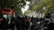 Bei einer Demonstration der "Gelbwesten" in Paris ist die Polizei mit einem Großaufgebot präsent.