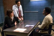 Bei der Vernehmung gesteht Brian Traymor (Harold Perrineau, r.) vier von fünf Morden. Können Detective Olivia Benson (Mariska Hargitay) und Nick Amaro (Danny Pino) ihm glauben? Und wer hat den fünften Mord begangen?