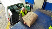Frisch aus Übersee – Martin Büchler holt im Hafen neue Kaffeebohnen für seinen Laden in der Böttcherstraße.