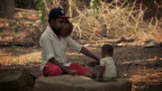 Ein kleines Dorf im ostindischen Bundesstaat Jharkhand ist die Heimat des Rinderbauern Amar Samad. Der 19-Jährige lebt völlig zurückgezogen, weil sich die meisten Dorfbewohner vor ihm fürchten: In Amars Gesicht wuchert ein riesiges, verknöcherndes Fibrom, das inzwischen fünf Kilo wiegt. Der Tumor an sich ist gutartig, doch die Geschwulst wächst rasant, so dass der junge Mann auf dem linken Auge fast blind ist. - Und wenn sie das Gehirn quetscht, stirbt Amar. Außerdem: Eine Frau, die wegen ihrer seltenen Hautkrankheit im Dunkeln lebt, und ein brasilianischer Junge, der auf allen vieren gehen muss.